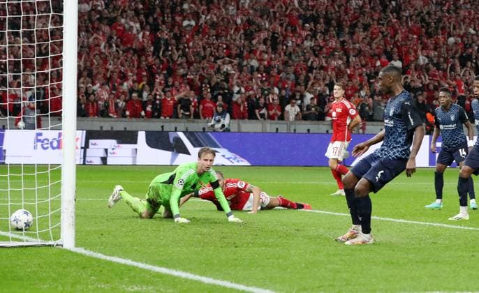 Sikou Niakate scores the goal to 2 1 against goalkeeper Frederik Rönnow duel match scene action sports football soccer UEFA Champions League UCL men 2 matchday season 2023 2024 03 10 2023 1 FC Union Berlin FCU vs SC Braga Olympiastadion DFL regulations prohibit any use of photographs as image sequences and or quasi video