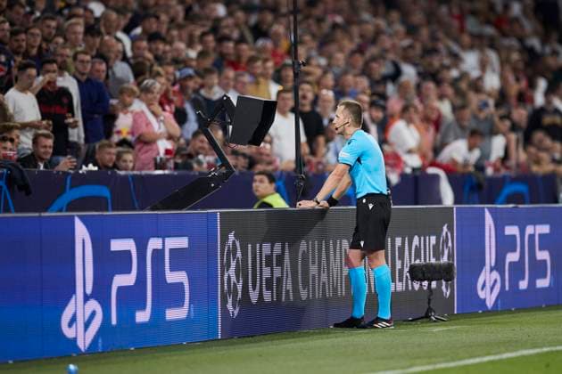 FC Red Bull Salzburg v Real Sociedad: Group D - UEFA Champions League 2023 24 Bartosz Frankowski checks a penalty in the VAR during the UEFA Champions League match between FC Red Bull Salzburg and Real Sociedad at Red Bull Arena on October 3, 2023, in Salzburg, Austria. Salzburg Red Bull Arena Salzburg Austria RL_RBSvRSO_053 Copyright: xRicardoxLarreinax