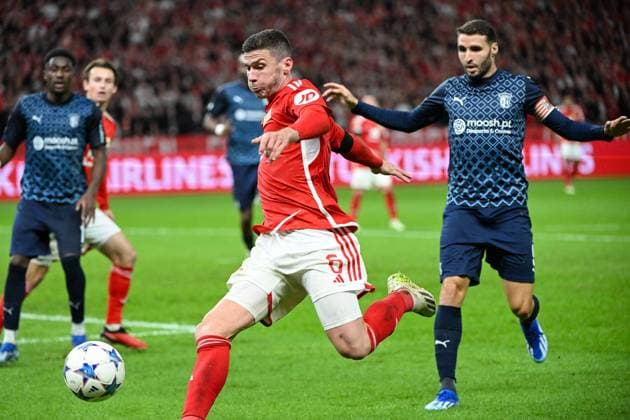 Football, Men, 2023 2024 season, UEFA Champions League Group C, Matchday 2 , 1 FC Union Berlin Sporting Braga, v l Robin Gosens 1 FC Union Berlin in action, on the ball, individual action, controls the ball, 03 10 2023, Copyright: xMatthiasxKochx