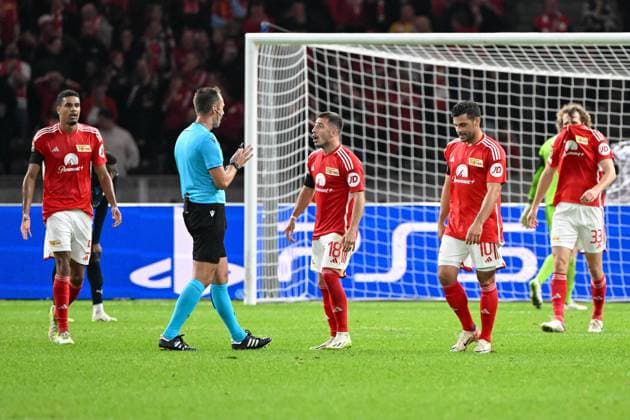 Football, Men, 2023 2024 season, UEFA Champions League Group C, Matchday 2 , 1 FC Union Berlin Sporting Braga, v l Danilho Doekhi 1 FC Union Berlin , referee Srdjan Jovanovic, Josip Juranovic 1 FC Union Berlin and Kevin Volland 1 FC Union Berlin disappointed , disappointed , 03 10 2023, Copyright: xMatthiasxKochx