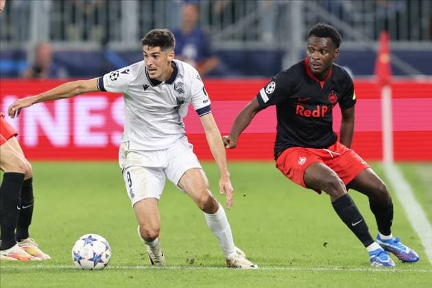 SOCCER - UEFA CL, RBS vs Sociedad SALZBURG,AUSTRIA,03.OCT.23 - SOCCER - UEFA Champions League, group stage, Red Bull Salzburg vs Real Sociedad. Image shows Carlos Fernandez (Sociedad) and Amankwah Forson (RBS).  GEPAxpictures xMathiasxMandl