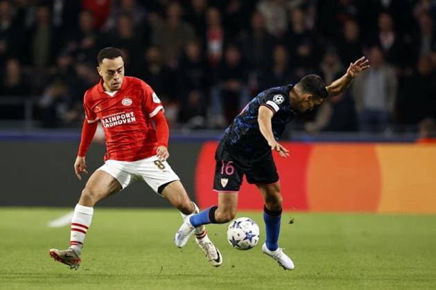 EINDHOVEN - (l-r) Sergino Dest of PSV Eindhoven, Jesus Navas of Sevilla FC during the UEFA Champions League match between PSV Eindhoven and Sevilla FC at the Phillips stadium on October 3, 2023 in Eindhoven, Netherlands. ANP MAURICE VAN STEEN UEFA Champions League 2023 24 2023 2024 xVIxANPxSportx xxANPxIVx 480140300 originalFilename: 480140300.jpg
