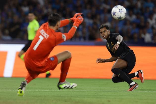 Italy: Serie a football match SSC Napoli vs Real Madrid SSC Napoli s Italian goalkeeper Alex Meret challenges for the ball with Real Madrid s Brazilian forward Rodrygo during the Uefa champions league match between SSC Napoli vs Real Madrid at the Diego Armando Maradona Stadium in Naples, southern Italy, on October 03, 2023. ABPH1604 Copyright: xAntonioxBalascox