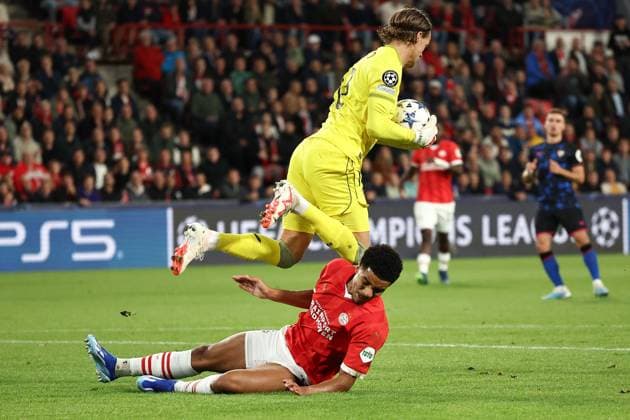 EINDHOVEN, 03-10-2023, Philips Stadium, UEFA Champions League season 2023 2024 match between PSV and Sevilla. (L-R) Sevilla goalkeeper Orjan Nyland, PSV player Malik Tillman PSV - Sevilla  x22612626x Copyright:
