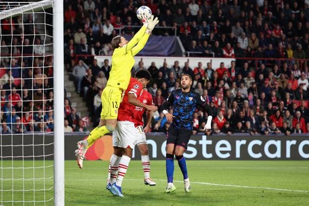 EINDHOVEN, 03-10-2023, Philips Stadium, UEFA Champions League season 2023 2024 match between PSV and Sevilla. (L-R) Sevilla goalkeeper Orjan Nyland, PSV player Malik Tillman PSV - Sevilla  x22612627x Copyright: