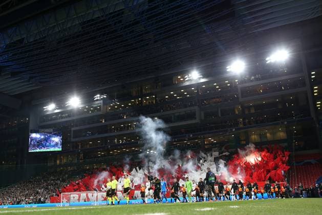 03 10 2023, Football UEFA Champions League 2023 2024, Group stage, Matchday 2, FC Copenhagen FC Bayern Munich, in the parking stadium Copenhagen Pyro in the guest fan block of FC Bayern Munich when the teams enter DFL and DFB regulations prohibit any use of photographs as image sequences and or quasi video