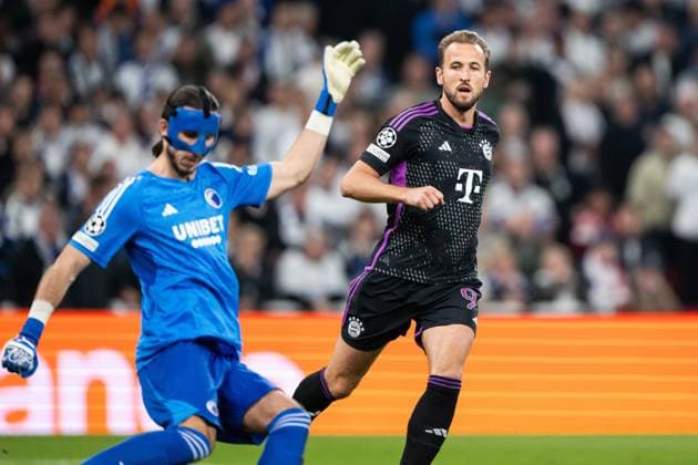 231003 goalkeeper Kamil Grabara of Copenhagen and Harry Kane of Bayern Munich during the UEFA Champions League football match between FC Copenhagen and Bayern Munich on October 3, 2023 in Copenhagen Photo Petter Arvidson BILDBYRAN kod PA PA0658 fotboll football soccer fotball champions league fc copenhagen bayern münchen bbeng bayern munich fc köpenhamn  Copyright: PETTERxARVIDSON BB231003PA042
