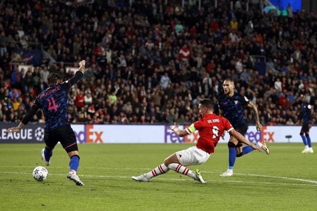 EINDHOVEN - (l-r) Sergio Ramos of Sevilla FC, Luuk de Jong of PSV Eindhoven, Nemanja Gudelj of Sevilla FC during the UEFA Champions League match between PSV Eindhoven and Sevilla FC at the Phillips stadium on October 3, 2023 in Eindhoven, Netherlands. ANP MAURICE VAN STEEN UEFA Champions League 2023 24 2023 2024 xVIxANPxSportx xxANPxIVx 480141870 originalFilename: 480141870.jpg