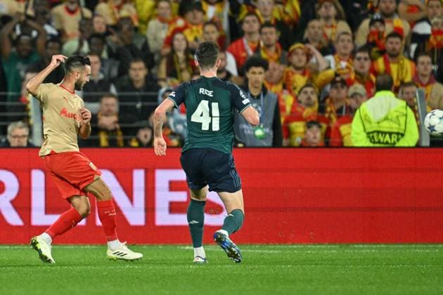 231003 RC Lens vs Arsenal Adrien Thomasson (28) of RC Lens scores the 1-1 equalizer goal past Declan Rice (41) of Arsenal during the Uefa Champions League matchday 2 game in group B in the 2023-2024 season between Racing Club de Lens and Arsenal FC on October 3 , 2023 in Lens, France. (Photo by David Catry Isosport) LENS FRANCE  Copyright: xx 408505