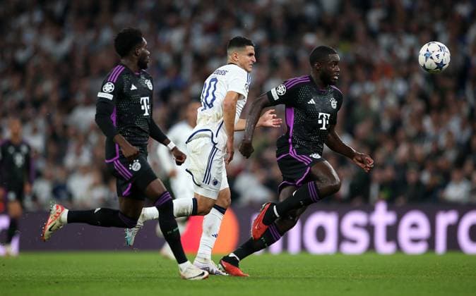 03 10 2023, Football UEFA Champions League 2023 2024, Group stage, Matchday 2, FC Copenhagen FC Bayern Munich, at Parken Stadion Copenhagen L R Alphonso Davies Bayern Munich , Mohamed Elyounoussi FC Copenhagen vs Dayot Upamecano Bayern Munich DFL and DFB regulations prohibit any use of photographs as image sequences and or quasi video