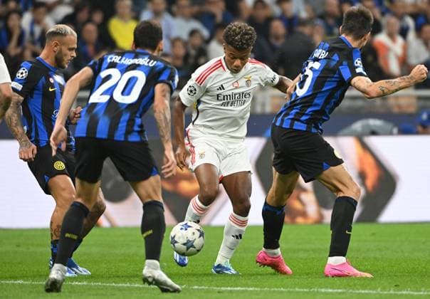 October 3, 2023, Milan, Italy: Benfica midfielder Neres (2R) struggles for the ball with Inter Milan players during their Group D Uefa Champions League soccer match at the Giuseppe Meazza Stadium, Milan, Italy, 3 October 2023. ANSA DANIEL DAL ZENNARO ITALY UEFA CHAMPIONS LEAGUE  - ZUMAa110 20231003_zaf_a110_029 Copyright: xDanielxDalxZennarox