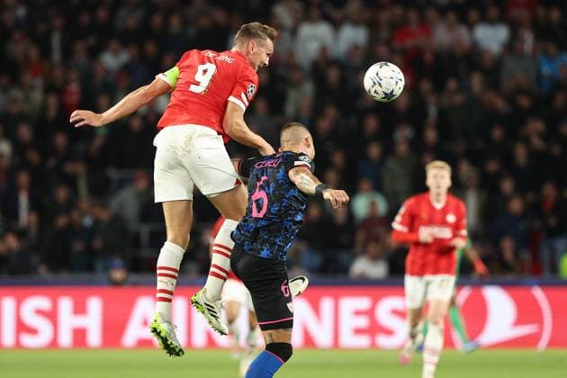 EINDHOVEN, 03-10-2023, Philips Stadium, UEFA Champions League season 2023 2024 match between PSV and Sevilla. (L-R) PSV player Luuk de Jong, Sevilla player Nemanja Gudelj PSV - Sevilla  x22612892x Copyright: