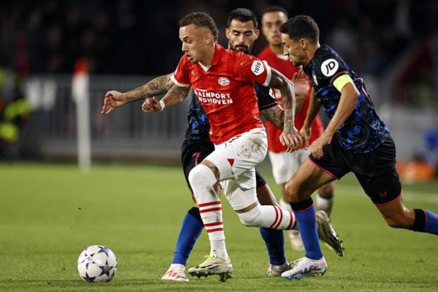 EINDHOVEN - (l-r) Noa Lang of PSV Eindhoven, Suso of Sevilla FC, Jesus Navas of Sevilla FC during the UEFA Champions League match between PSV Eindhoven and Sevilla FC at the Phillips stadium on October 3, 2023 in Eindhoven, Netherlands. ANP MAURICE VAN STEEN UEFA Champions League 2023 24 2023 2024 xVIxANPxSportx xxANPxIVx 480143517 originalFilename: 480143517.jpg