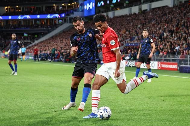 EINDHOVEN, 03-10-2023, Philips Stadium, UEFA Champions League season 2023 2024 match between PSV and Sevilla. (L-R) Sevilla player Suso, PSV player Malik Tillman PSV - Sevilla  x22613084x Copyright: