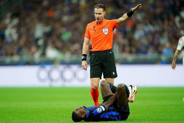 Foto Spada LaPresse 03 Ottobre 2023 - Milano , Italia - calcio - Fc Inter Vs Benfica - Champions League 2023 2024 - Stadio San Siro Nella foto: Marcus Thuram (FC Inter); desmon makkelie ( arbitro ) October 03 , 2023 Milan , Italy - sport, calcio - Fc Inter Vs Benfica - Champions League 2023 2024 - San Siro Stadium . In the pic : Marcus Thuram (FC Inter); desmon makkelie ( referee)  Copyright: xSpada LaPressex