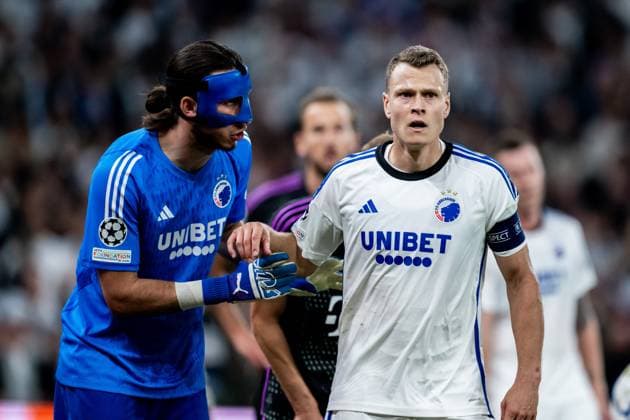 231003 goalkeeper Kamil Grabara and Viktor Claesson of Copenhagen during the UEFA Champions League football match between FC Copenhagen and Bayern Munich on October 3, 2023 in Copenhagen Photo Petter Arvidson BILDBYRAN kod PA PA0658 fotboll football soccer fotball champions league fc copenhagen bayern münchen bbeng bayern munich fc köpenhamn  Copyright: PETTERxARVIDSON BB231003PA079