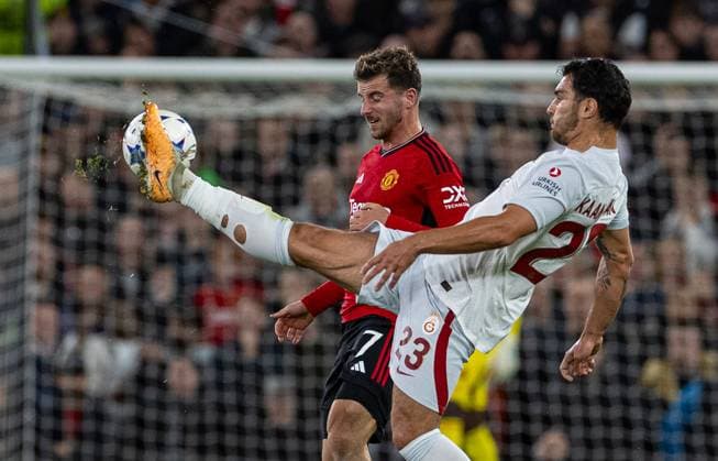 Football - UEFA Champions League - Group A - Manchester United, ManU FC v Galatasaray S.K. MANCHESTER, ENGLAND - Tuesday, October 3, 2023: Manchester United s Mason Mount (L) challenges Galatasaray s Kaan Ayhan during the UEFA Champions League Group A match between Manchester United FC and Galatasaray S.K. at Old Trafford. MANCHESTER Old Trafford GREATER MANCHESTER ENGLAND  Copyright: xDavidxRawcliffex P2023-10-03-Man_Utd_Galatasaray-30