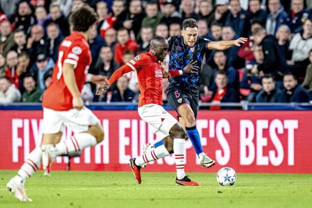 EINDHOVEN, Netherlands, 03-10-2023, SPO, Philips stadium, Champions League, season 2023 2024, PSV player Jordan Teze, Sevilla FC player Lucas Ocampos during the match PSV - Sevilla, Netherlands, Eindhoven on 3 oktober 2023 PSV - Sevilla x22613421x Copyright: