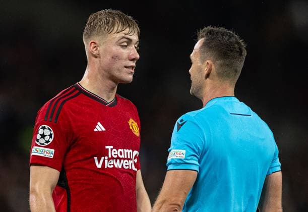 Football - UEFA Champions League - Group A - Manchester United, ManU FC v Galatasaray S.K. MANCHESTER, ENGLAND - Tuesday, October 3, 2023: Manchester United s Rasmus Hojlund (L) speaks with referee Ivan KruÅ¾liak during the UEFA Champions League Group A match between Manchester United FC and Galatasaray S.K. at Old Trafford. MANCHESTER Old Trafford GREATER MANCHESTER ENGLAND  Copyright: xDavidxRawcliffex P2023-10-03-Man_Utd_Galatasaray-48