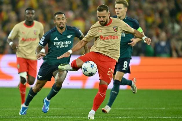 231003 RC Lens vs Arsenal Gabriel Jesus (9) of Arsenal defending on Jonathan Gradit (24) of RC Lens during the Uefa Champions League matchday 2 game in group B in the 2023-2024 season between Racing Club de Lens and Arsenal FC on October 3 , 2023 in Lens, France. (Photo by David Catry Isosport) LENS FRANCE  Copyright: xx 408562