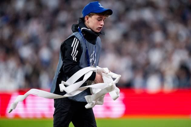 231003 A ball boy picking up trash from the pitch during the UEFA Champions League football match between FC Copenhagen and Bayern Munich on October 3, 2023 in Copenhagen Photo Petter Arvidson BILDBYRAN kod PA PA0658 fotboll football soccer fotball champions league fc copenhagen bayern münchen bbeng bayern munich fc köpenhamn  Copyright: PETTERxARVIDSON BB231003PA095
