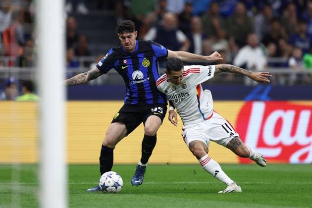 Fc Internazionale - Sl Benfica Alessandro Bastoni of Fc Internazionale and Angel Di Maria of SL Benfica battle for the ball during the Uefa Champions League Group F match beetween Fc Internazionale and Sl Benfica at Stadio Giuseppe Meazza on October 3, 2023 in Milan, Italy . Milano Stadio Giuseppe Meazza Italy Copyright: xMarcoxCanonierox