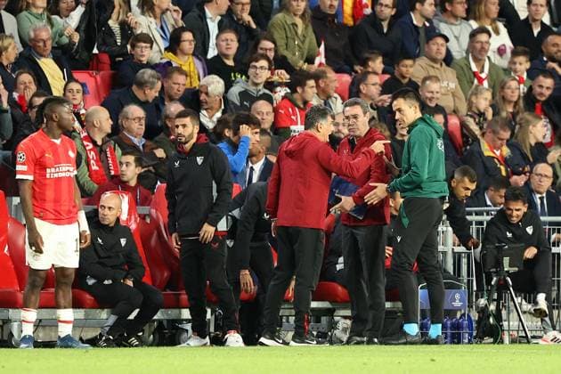 EINDHOVEN, 03-10-2023, Philips Stadium, UEFA Champions League season 2023 2024 match between PSV and Sevilla. (L-R) Sevilla coach trainer Jose Luis Mendilibar, 4th official Antonio Rapuano (ITA) PSV - Sevilla  x22613698x Copyright: