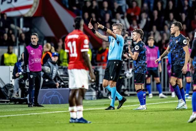 EINDHOVEN, Netherlands, 03-10-2023, SPO, Philips stadium, Champions League, season 2023 2024, referee Daniele Orsato gives a red card during the match PSV - Sevilla, Netherlands, Eindhoven on 3 oktober 2023 PSV - Sevilla  x22613796x Copyright: