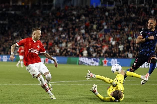 EINDHOVEN - (l-r) Noa Lang of PSV Eindhoven, Sevilla FC goalkeeper Orjan Nyland, Nemanja Gudelj of Sevilla FC during the UEFA Champions League match between PSV Eindhoven and Sevilla FC at the Phillips stadium on October 3, 2023 in Eindhoven, Netherlands. ANP MAURICE VAN STEEN UEFA Champions League 2023 24 2023 2024 xVIxANPxSportx xxANPxIVx 480147620 originalFilename: 480147620.jpg
