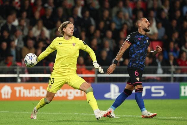 EINDHOVEN, 03-10-2023, Philips Stadium, UEFA Champions League season 2023 2024 match between PSV and Sevilla. (L-R) Sevilla goalkeeper Orjan Nyland, Sevilla player Nemanja Gudelj PSV - Sevilla  x22613865x Copyright:
