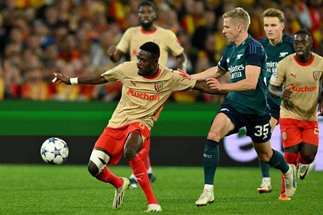 231003 RC Lens vs Arsenal Salis Abdul Samed (6) of RC Lens fighting for the ball with Oleksandr Zinchenko (35) of Arsenal during the Uefa Champions League matchday 2 game in group B in the 2023-2024 season between Racing Club de Lens and Arsenal FC on October 3 , 2023 in Lens, France. (Photo by David Catry Isosport) LENS FRANCE  Copyright: xx 408589