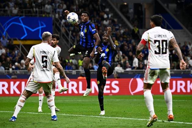 FC Internazionale v SL Benfica - UEFA Champions League Denzel Dumfries of FC Internazionale heds the ball during the UEFA Champions League football match between FC Internazionale and SL Benfica. Milan Italy Copyright: xNicolòxCampox