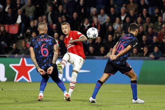 EINDHOVEN - (l-r) Nemanja Gudelj of Sevilla FC, Noa Lang of PSV Eindhoven, Jesus Navas of Sevilla FC during the UEFA Champions League match between PSV Eindhoven and Sevilla FC at the Phillips stadium on October 3, 2023 in Eindhoven, Netherlands. ANP MAURICE VAN STEEN UEFA Champions League 2023 24 2023 2024 xVIxANPxSportx xxANPxIVx 480147828 originalFilename: 480147828.jpg