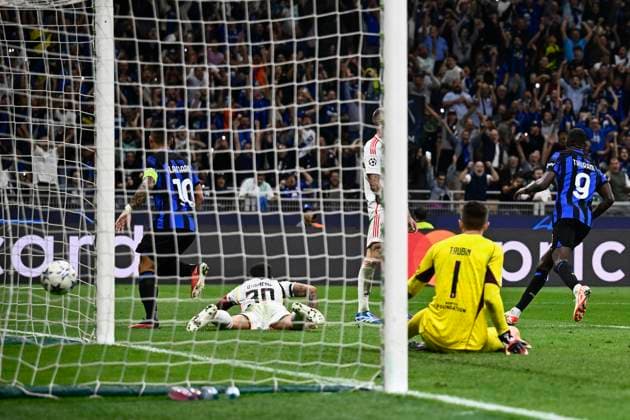 FC Internazionale v SL Benfica - UEFA Champions League Marcus Thuram (R) of FC Internazionale celebrates after scoring a goal during the UEFA Champions League football match between FC Internazionale and SL Benfica. Milan Italy Copyright: xNicolòxCampox