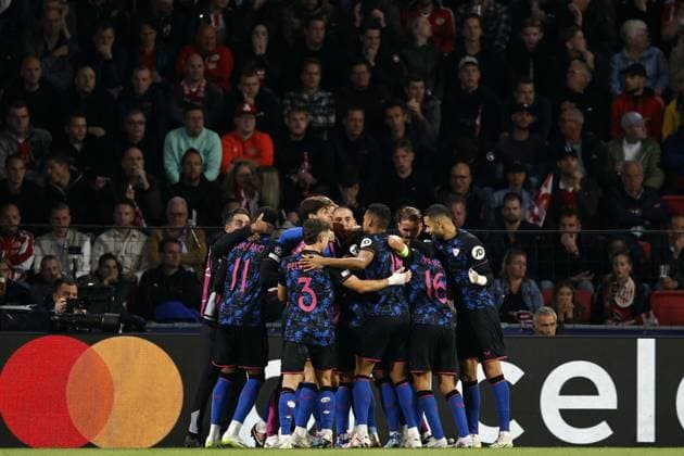 EINDHOVEN - Players of Sivilla FC celebrate the 0-1 against Nemanja Gudelj of Sevilla FC during the UEFA Champions League match between PSV Eindhoven and Sevilla FC at the Phillips stadium on October 3, 2023 in Eindhoven, Netherlands. ANP MAURICE VAN STEEN UEFA Champions League 2023 24 2023 2024 xVIxANPxSportx xxANPxIVx 480149169 originalFilename: 480149169.jpg