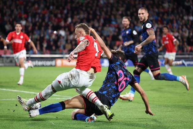 EINDHOVEN, 03-10-2023, Philips Stadium, UEFA Champions League season 2023 2024 match between PSV and Sevilla. (L-R) PSV player Noa Lang, Sevilla player Juanlu PSV - Sevilla  x22614109x Copyright: