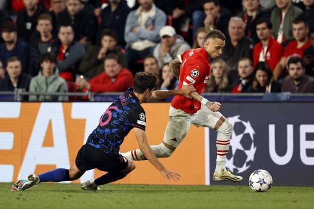 EINDHOVEN - (l-r) Nemanja Gudelj of Sevilla FC, Noa Lang of PSV Eindhoven during the UEFA Champions League match between PSV Eindhoven and Sevilla FC at the Phillips stadium on October 3, 2023 in Eindhoven, Netherlands. ANP MAURICE VAN STEEN UEFA Champions League 2023 24 2023 2024 xVIxANPxSportx xxANPxIVx 480149968 originalFilename: 480149968.jpg