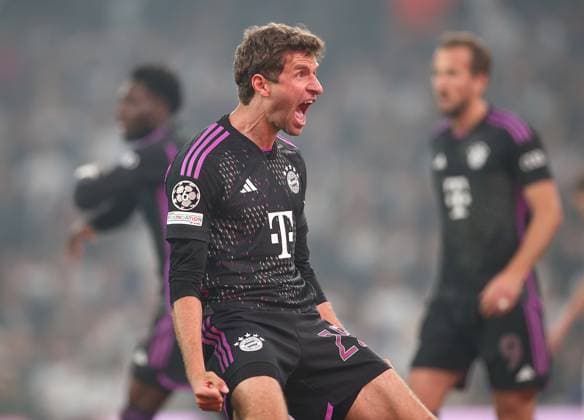 03 10 2023, football UEFA Champions League 2023 2024, group stage, matchday 2, FC Copenhagen FC Bayern Munich, in the parking stadium Copenhagen cheering Thomas Müller Bayern Munich to the goal to 1 2 DFL and DFB regulations prohibit any use of photographs as image sequences and or quasi video