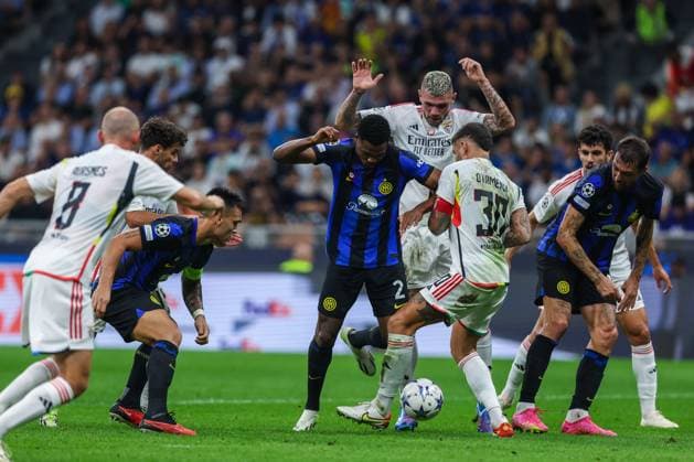 UEFA Champions League football match - Inter - FC Internazionale vs SL Benfica Denzel Dumfries of FC Internazionale seen in action during the UEFA Champions League 2023 24 Group Stage - Group D football match between FC Internazionale and SL Benfica at Giuseppe Meazza Stadium, Milan, Italy on October 03, 2023 Milan Italy  Copyright: xIPAxSport ABACAx BRIPASport20231003_436 IPAxSport ABACAx BRIPASport20231003_436