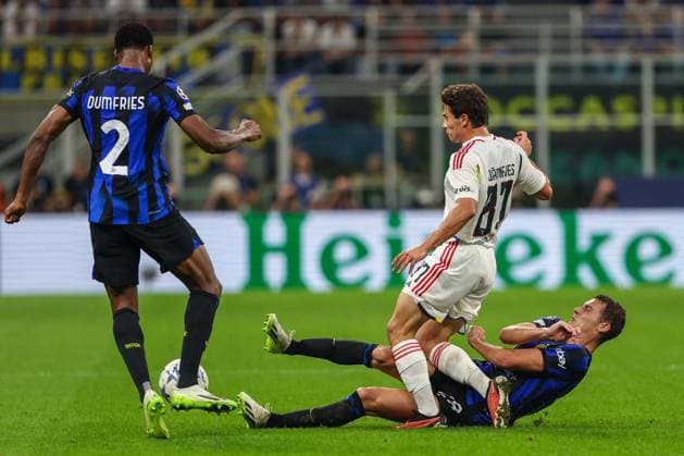 UEFA Champions League football match - Inter - FC Internazionale vs SL Benfica Benjamin Pavard of FC Internazionale competes for the ball with Tiago Gouveia of SL Benfica during the UEFA Champions League 2023 24 Group Stage - Group D football match between FC Internazionale and SL Benfica at Giuseppe Meazza Stadium, Milan, Italy on October 03, 2023 Milan Italy  Copyright: xIPAxSport ABACAx BRIPASport20231003_437 IPAxSport ABACAx BRIPASport20231003_437