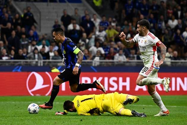 FC Internazionale v SL Benfica - UEFA Champions League Lautaro Martinez of FC Internazionale competes for the ball with Anatoliy Trubin of SL Benfica and Joao Mario of SL Benfica during the UEFA Champions League football match between FC Internazionale and SL Benfica. Milan Italy Copyright: xNicolòxCampox