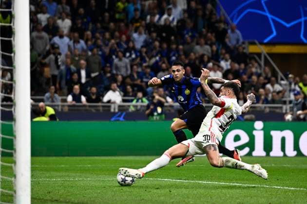 FC Internazionale v SL Benfica - UEFA Champions League Nicolas Otamendi of SL Benfica saves on Lautaro Martinez of FC Internazionale during the UEFA Champions League football match between FC Internazionale and SL Benfica. Milan Italy Copyright: xNicolòxCampox