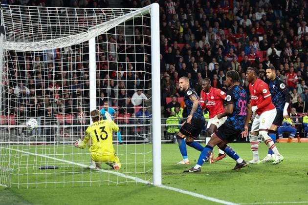 EINDHOVEN, 03-10-2023, Philips Stadium, UEFA Champions League season 2023 2024 match between PSV and Sevilla. Sevilla player Adria Pedrosa scores 2-2 PSV - Sevilla  x22614301x Copyright:
