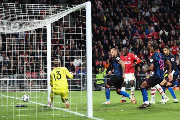 EINDHOVEN, 03-10-2023, Philips Stadium, UEFA Champions League season 2023 2024 match between PSV and Sevilla. Sevilla player Adria Pedrosa scores 2-2 PSV - Sevilla  x22614311x Copyright: