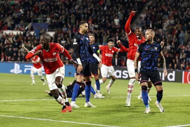 EINDHOVEN - Jordan Teze of PSV Eindhoven celebrates the 2-2 during the UEFA Champions League match between PSV Eindhoven and Sevilla FC at the Phillips stadium on October 3, 2023 in Eindhoven, Netherlands. ANP MAURICE VAN STEEN UEFA Champions League 2023 24 2023 2024 xVIxANPxSportx xxANPxIVx 480151933 originalFilename: 480151933.jpg