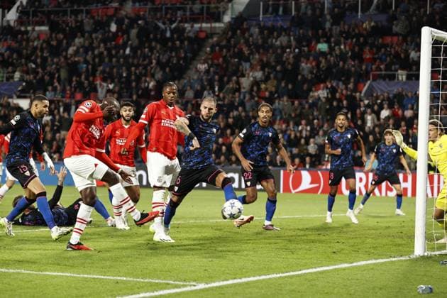 EINDHOVEN - Jordan Teze of PSV Eindhoven scores the 2-2 during the UEFA Champions League match between PSV Eindhoven and Sevilla FC at the Phillips stadium on October 3, 2023 in Eindhoven, Netherlands. ANP MAURICE VAN STEEN UEFA Champions League 2023 24 2023 2024 xVIxANPxSportx xxANPxIVx 480152278 originalFilename: 480152278.jpg