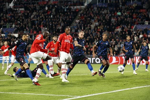 EINDHOVEN - Jordan Teze of PSV Eindhoven scores the 2-2 during the UEFA Champions League match between PSV Eindhoven and Sevilla FC at the Phillips stadium on October 3, 2023 in Eindhoven, Netherlands. ANP MAURICE VAN STEEN UEFA Champions League 2023 24 2023 2024 xVIxANPxSportx xxANPxIVx 480152302 originalFilename: 480152302.jpg