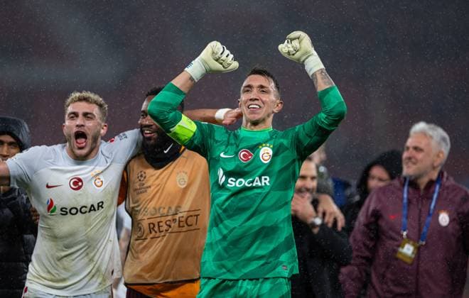 Football - UEFA Champions League - Group A - Manchester United, ManU FC v Galatasaray S.K. MANCHESTER, ENGLAND - Tuesday, October 3, 2023: Galatasaray s goalkeeper Fernando Muslera celebrates with his team-mates after the UEFA Champions League Group A match between Manchester United FC and Galatasaray S.K. at Old Trafford. Galatasaray won 3-2. MANCHESTER Old Trafford GREATER MANCHESTER ENGLAND  Copyright: xDavidxRawcliffex P2023-10-03-Man_Utd_Galatasaray-79