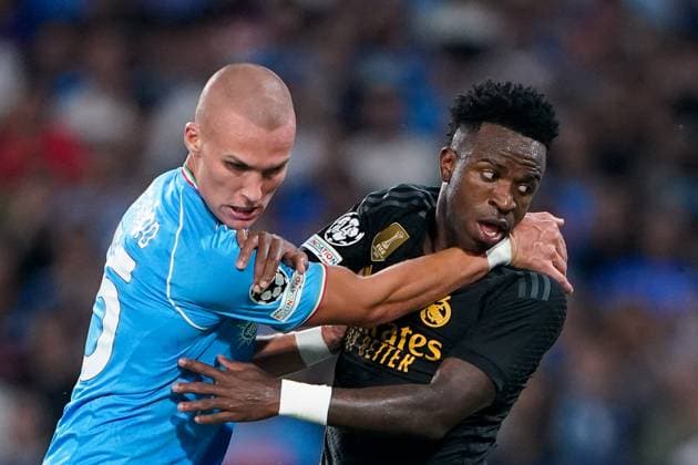 SSC Napoli v Real Madrid CF - UEFA Champions League Vinicius Junior of Real Madrid CF and Leo Ostigard of SSC Napoli fight for the ball during the Champions League Group C match between SSC Napoli and Real Madrid CF at Stadio Diego Armando Maradona on October 03, 2023 in Naples, Italy Naples Stadio Diego Armando Maradona Naples Italy Copyright: xGiuseppexMaffiax UCL_Napoli-RealMadrid_GM_03102023_7981