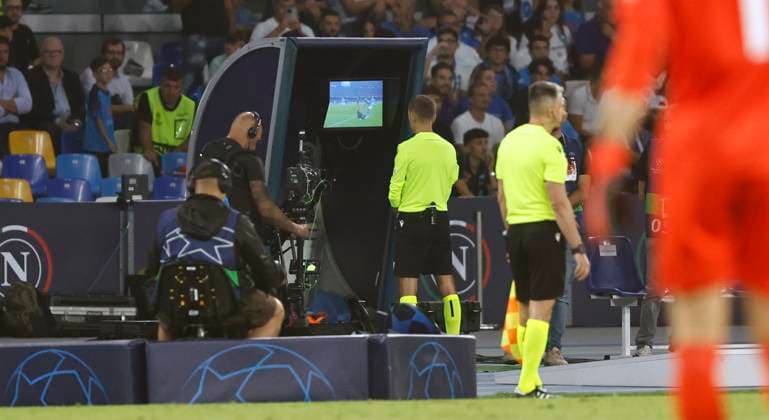 Partido de la Liga de Campeones entre el Napoles y el Real Madrid. En la imagen, el arbitro chequea el VAR. Champions League match between Napoli and Real Madrid. In this picture, the referee checks VAR. ÃNGELxRIVERO  ecommerceFotos eCommerce2-141861624